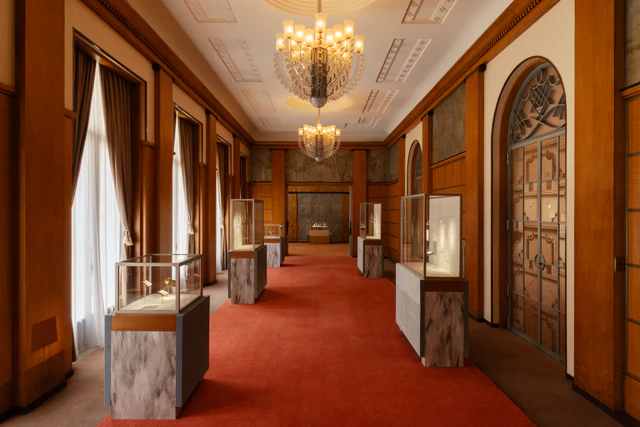 ヴァンクリーフ＆アーペルが語るアール・デコの詩情、東京都庭園美術館にて特別展開催 第1章　アール・デコの萌芽　会場風景　東京都庭園美術館　本館　大客室