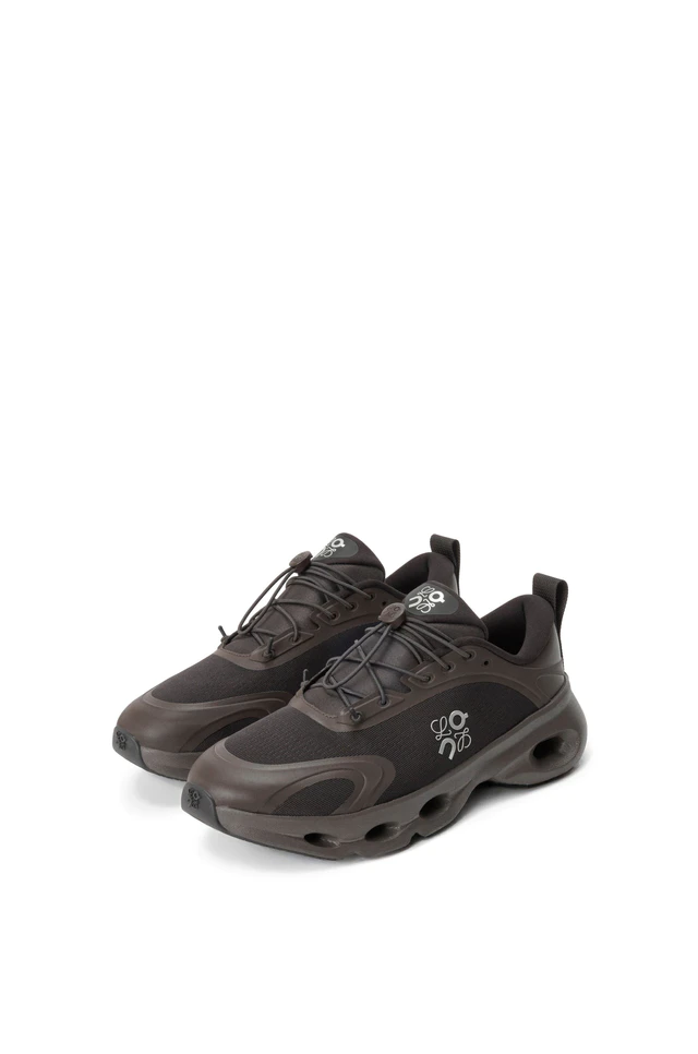 ロエベ LOEWE x On が提案する「クラウドソロ」、クラフトと機能美が