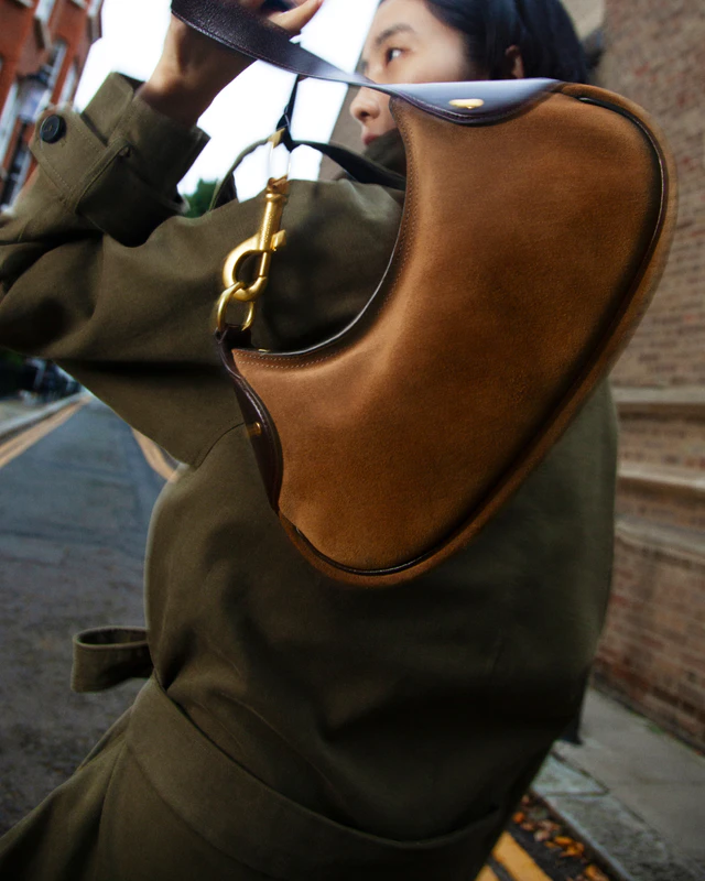 都会と自然の感性を結ぶ、マルベリー「ハックニー」ショルダーバッグが描く新たなエレガンス