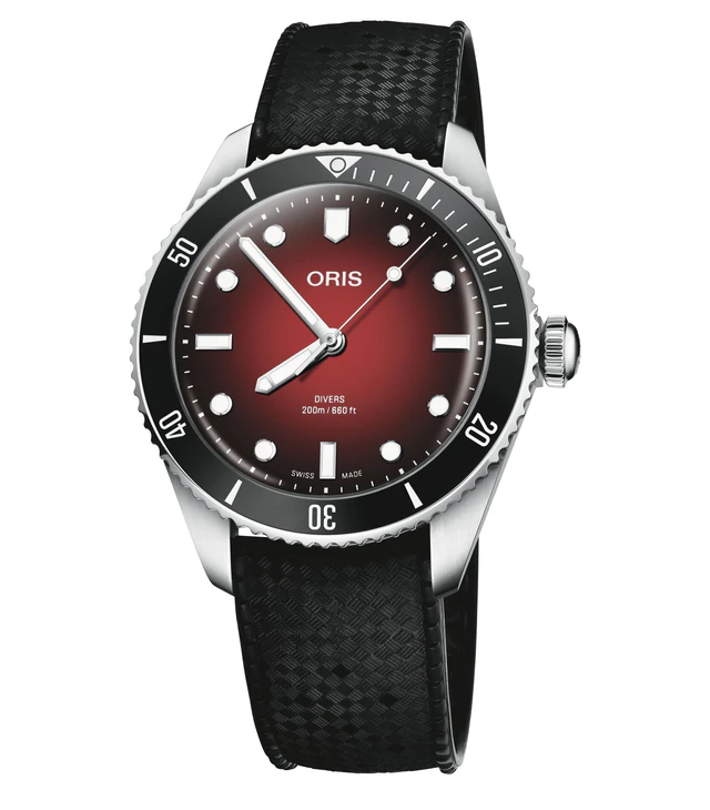 「Oris x RedBar ダイバーズ リミテッドエディション II」ブラックラバーストラップとメタルブレスレット