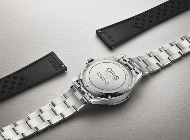 「Oris x RedBar ダイバーズ リミテッドエディション II」裏ブタにはオリスとレッドバーのロゴに加えて限定番号を証明する特別な刻印入り