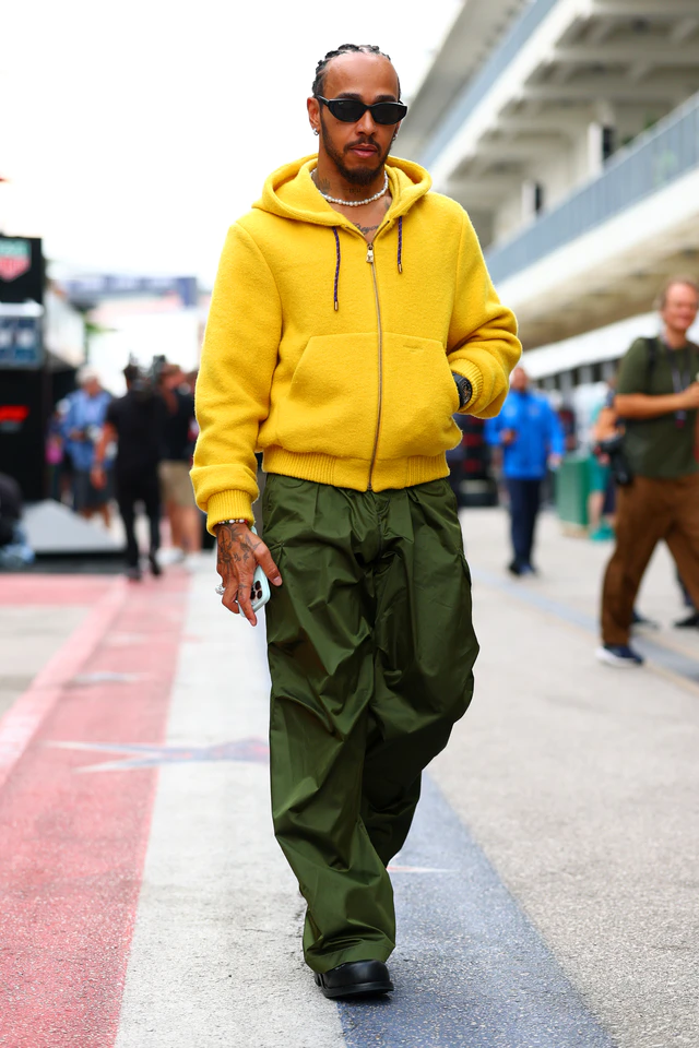 ルイス・ハミルトン、F1アメリカグランプリでルイ・ヴィトンを纏う。躍動感あふれるスタイルに注目