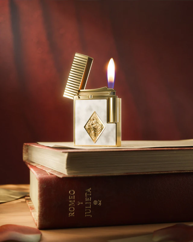 デュポンならではのダブルイエローフレームと、開閉時に響く“クリング”音を備えた特別モデル。