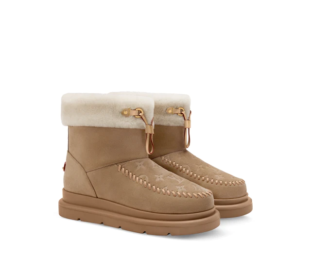 ルイ・ヴィトン：コルティナ アンクルブーツ モノグラム·パターンをデボス加工で施したスエードカーフレザー