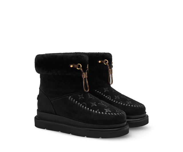 ルイ・ヴィトン：コルティナ アンクルブーツ モノグラム·パターンをデボス加工で施したスエードカーフレザー