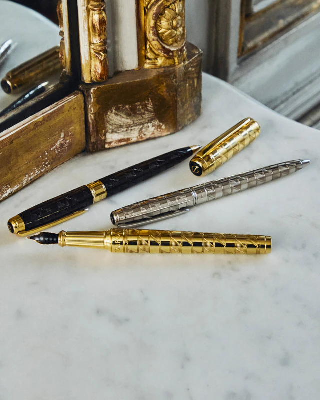 エス・テー・デュポン直営店舗限定、名入れ無料サービスで贈る唯一無二の逸品