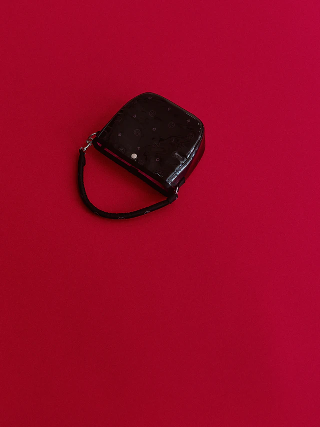 POTRの新作「GLOSS」は、光をまとうようなPVC素材と軽やかなフォルムが魅力