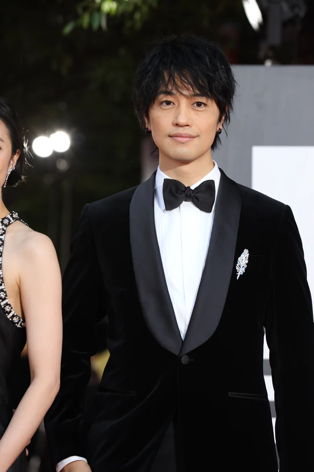 斎藤工、ブリオーニを纏い第38回東京国際映画祭レッドカーペットに登場