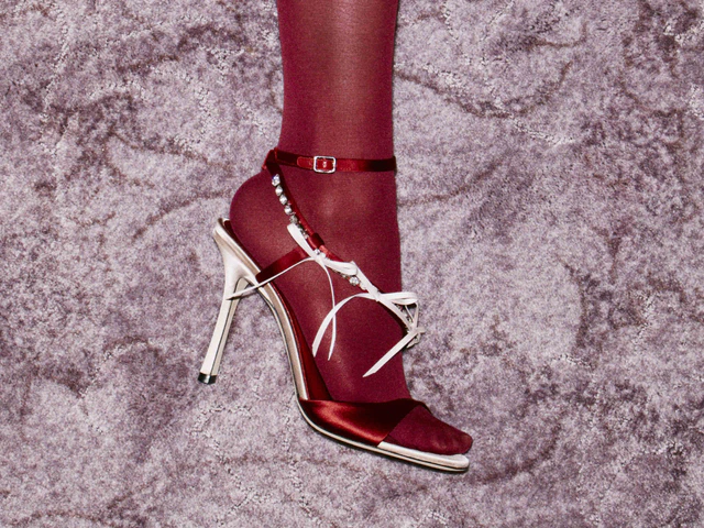 ジミー チュウ「WINTER 2025 COLLECTION」―煌めきで伝える“贈る喜び”の新章