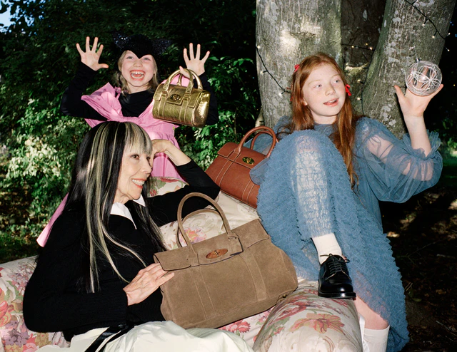 マルベリー、英国の精神を讃えるホリデーキャンペーン「Here We Go Round The Mulberry Tree」を発表