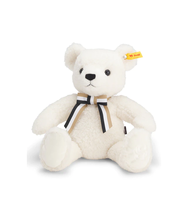 モードに息づく愛らしさ。「BOSS × Steiff」が提案する冬の新定番