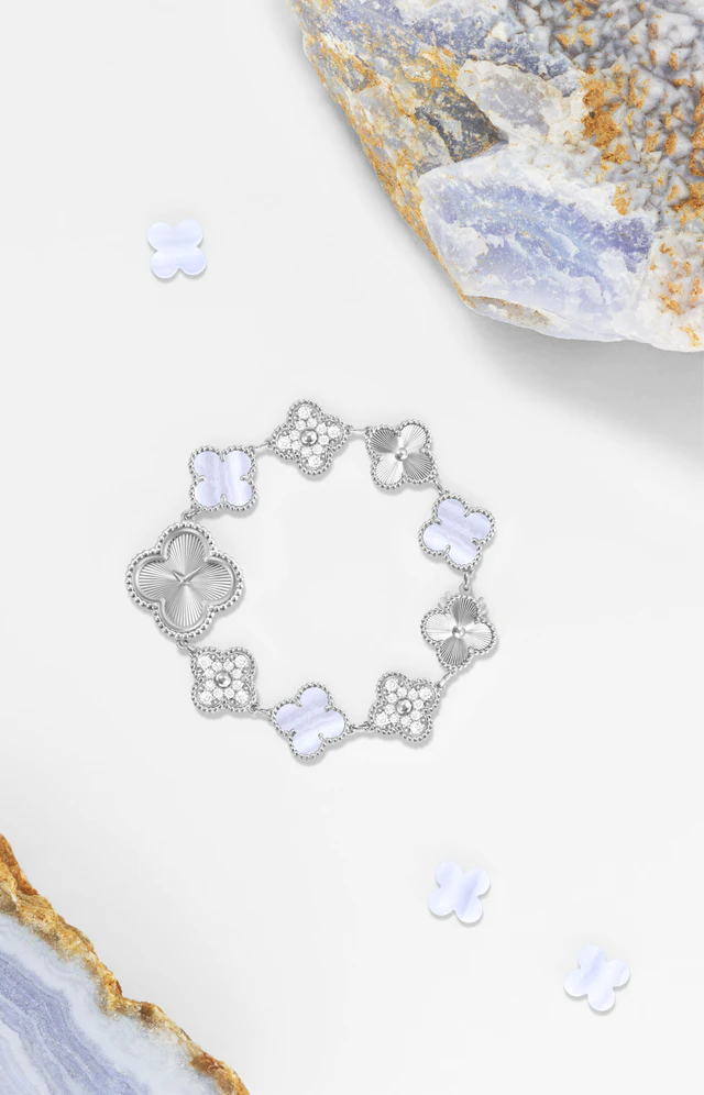 ヴァンクリーフ&アーペルが紡ぐアルハンブラの進化──自然の恵みと幸運の象徴が織りなす新章