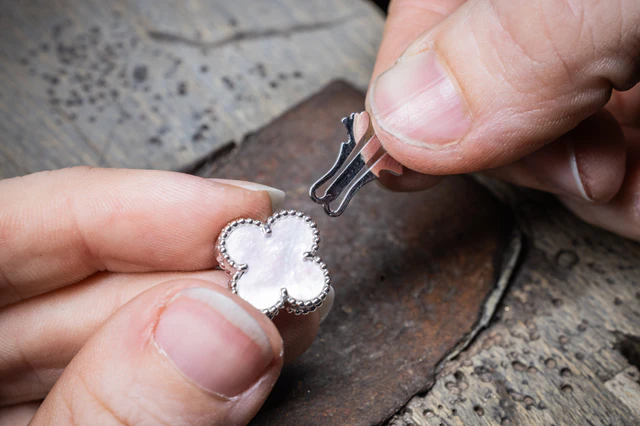 ヴァンク リーフ＆アーペル イングリッシュ ブレード クラスプをアルハンブラのモチーフにはめ込む作業