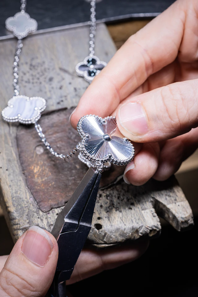 ヴァンク リーフ＆アーペル ギヨシェ ホワイトゴールドのセンターモチーフをチェーンに取り付ける作業