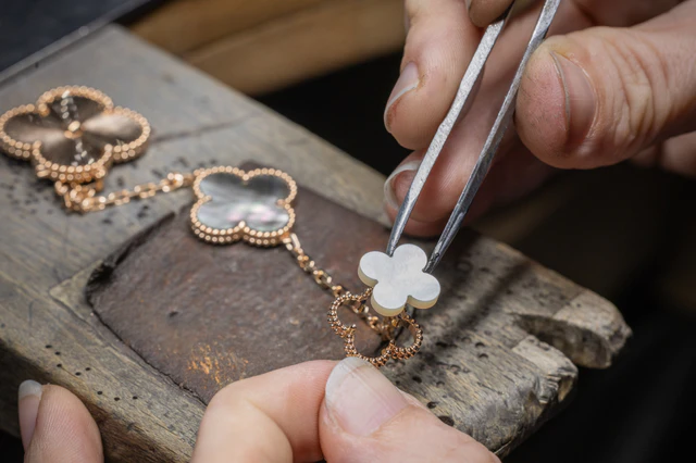 ヴァンク リーフ＆アーペル ホワイト マザーオブパールのモチーフをローズゴールドの台座に取り付ける作業