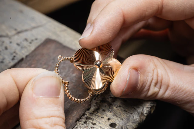 ヴァンク リーフ＆アーペル ギヨシェ ローズゴールドのモチーフを台座に取り付ける作業