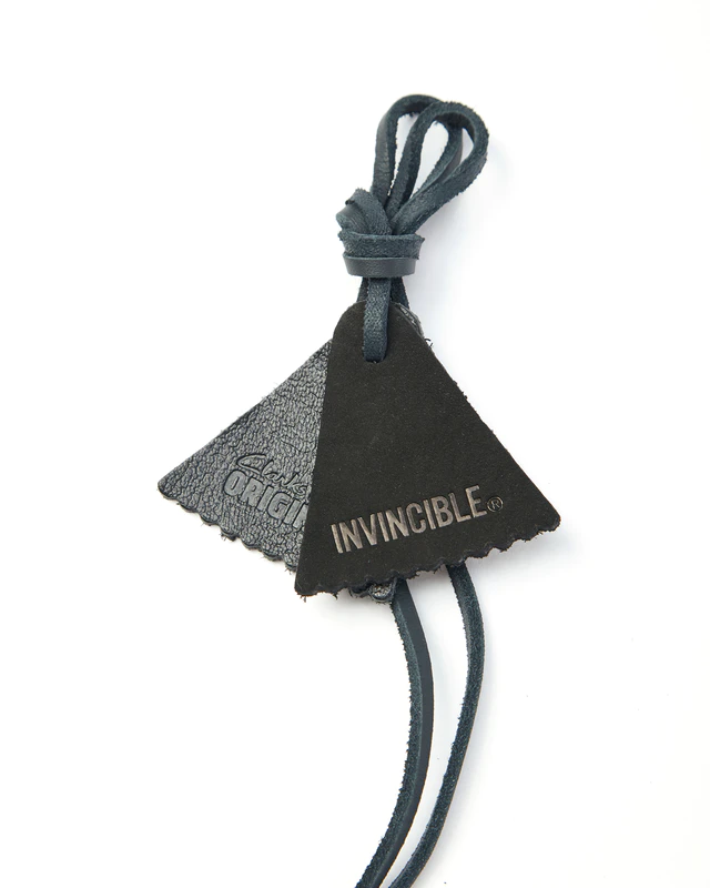 クラークス オリジナルズ × インヴィンシブル ブランドロゴが刻印されたフォブ