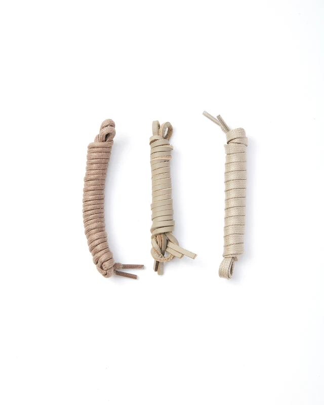 クラークス オリジナルズ × インヴィンシブル 3色のシューレースが付属