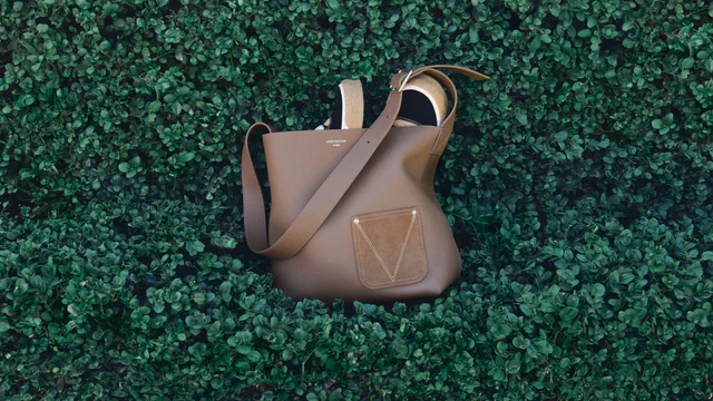 ルイ・ヴィトンの新たなメンズレザーライン「LV タッチ」、日常を上質に彩る洗練のコレクション