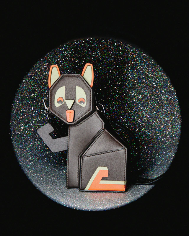 猫のアートが彩るロエベの新章、2026春夏プレコレクションのホリデーストーリー