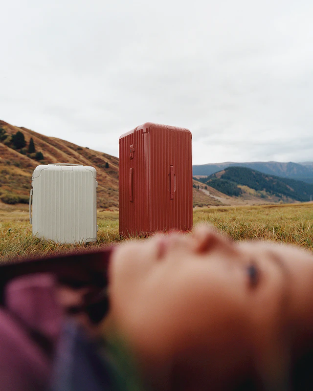 リモワが紡ぐ旅の美学、エッセンシャルに宿るテラコッタとクレイの新解釈