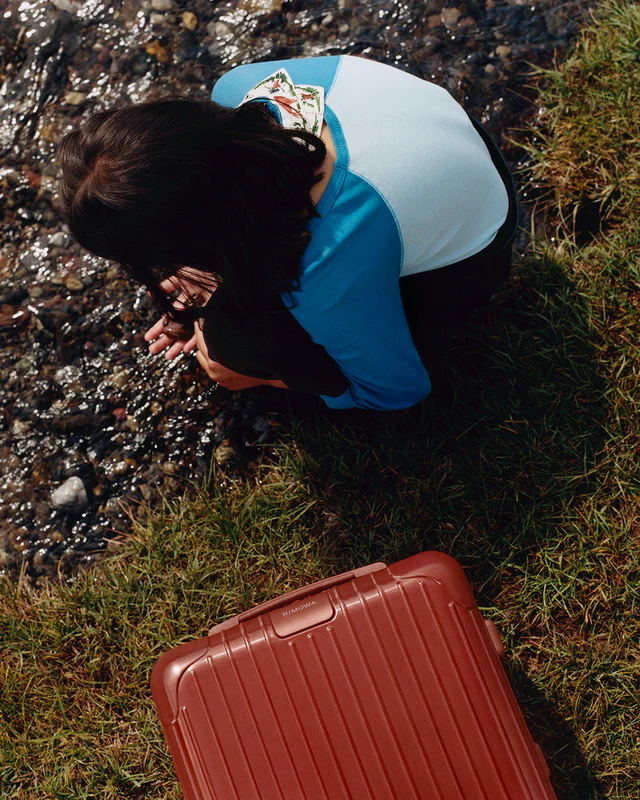 リモワのエッセンシャルに新色登場、テラコッタとクレイが引き出す旅のスタイル