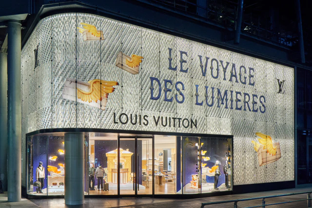 光の旅をテーマにしたルイ・ヴィトン、渋谷メンズ店に広がる2025年ホリデーウィンドウの物語