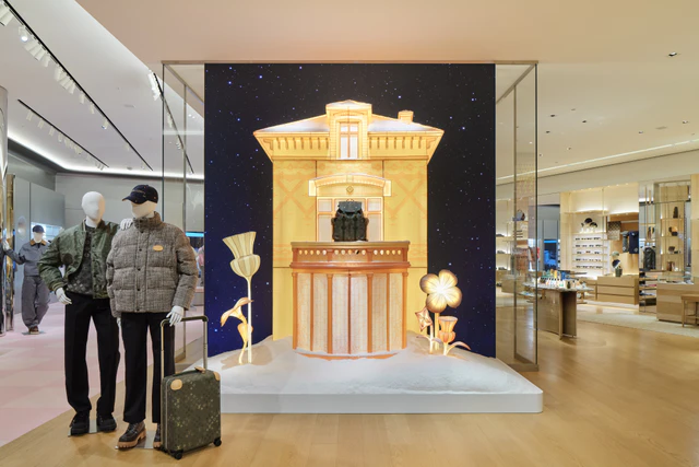 トランクと光が導くホリデーの旅、ルイ・ヴィトン 渋谷メンズ店に登場した特別なウィンドウ・ディスプレイ