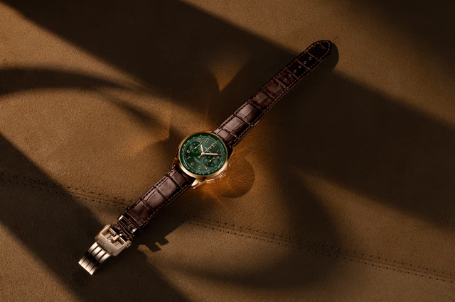 特別な季節に寄り添う、ブライトリングの限定ゴールドタイムピース