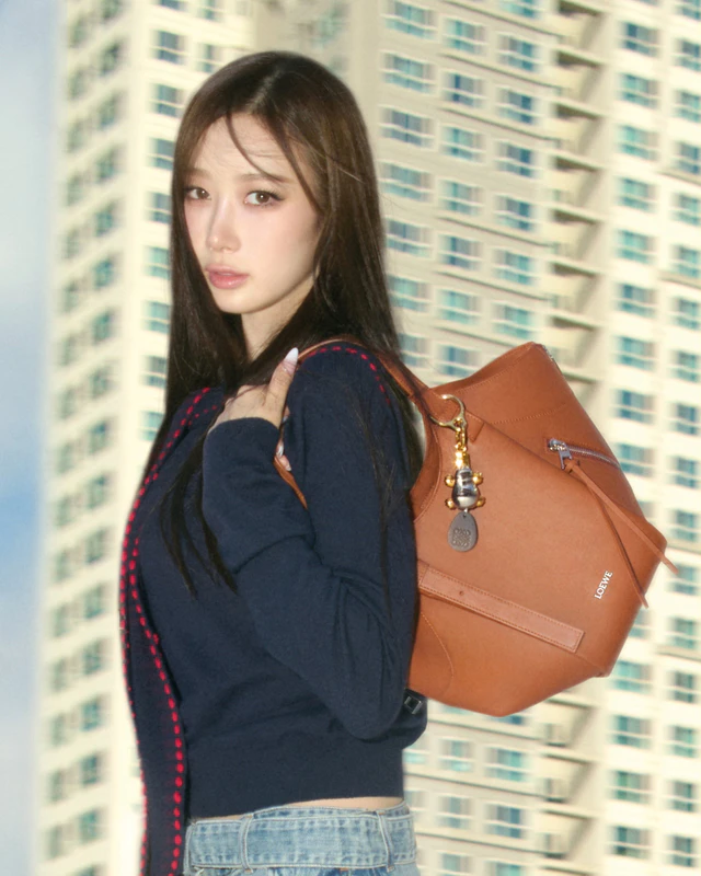 ジゼルが纏うロエベの春夏スタイル、新作ハンモック フリップが登場