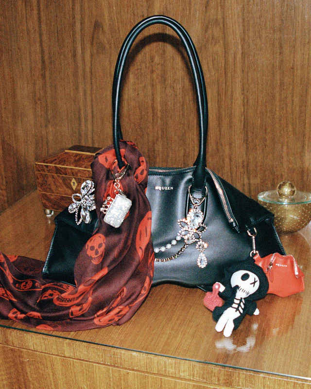 マックイーン新作バッグ「マンタ」、2026年春夏プレコレクションで蘇るデ・マンタのエッセンス