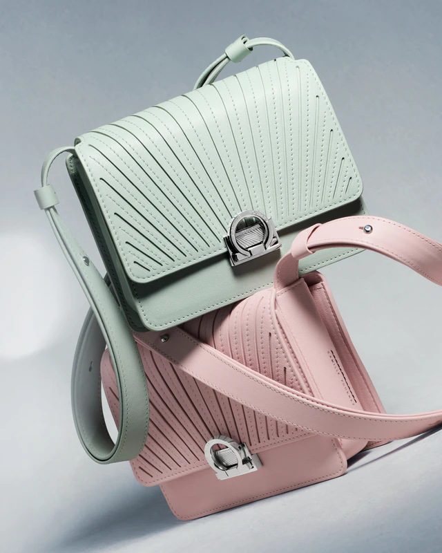 カミーユ・フォルネのアイコンバッグとトート、日本限定ピンク＆セージ