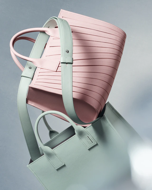 カミーユ・フォルネのアイコンバッグとトート、日本限定ピンク＆セージ