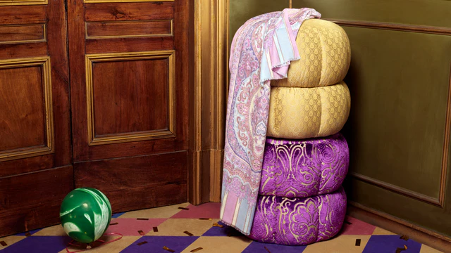 エトロから2025年クリスマスショール登場、ペイズリーとストライプが導く華やかなホリデーアクセサリー