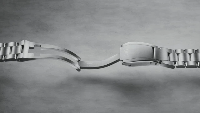 オリス 新作「ビッグクラウン プロパイロット」飛行機のシートベルトのバックルから着想を得たORISのリフトクラスプ