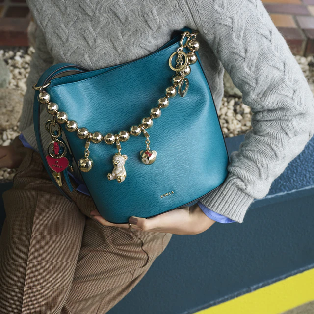 ミラノの建築美から着想、フルラ2026年ホリデー「フルラ ロキシー」と「フルラ トニー」新作バッグの魅力