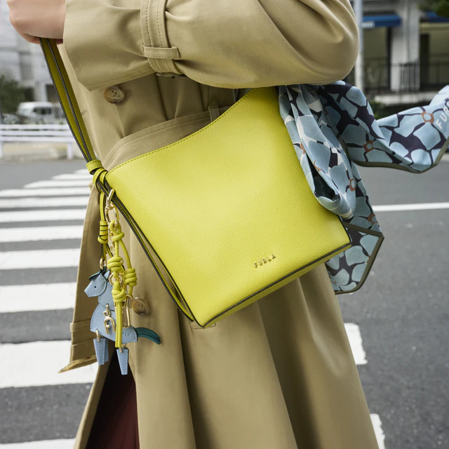 フルラの2026年ホリデーコレクション、ミラノムードをまとう「フルラ ロキシー」と「フルラ トニー」新作バッグ