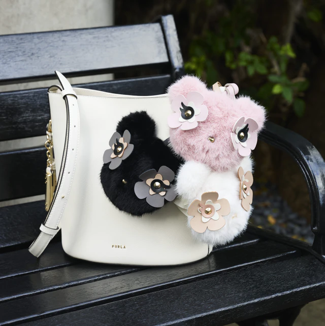 ミラノの静謐なエッセンスを携えて、フルラ2026年ホリデー「フルラ ロキシー」と「フルラ トニー」登場