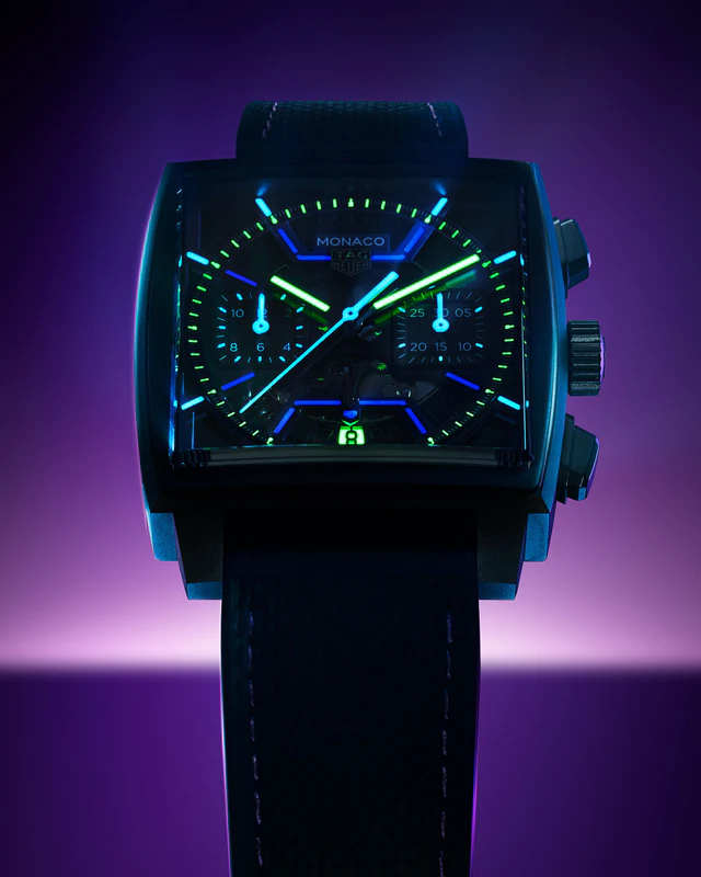 ネオンに照らされたタグ・ホイヤー モナコ クロノグラフ、ナイトレースを纏う最新リミテッドエディション