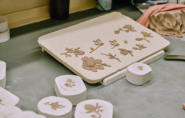 #ウェッジウッド ジャスパー製「帯留め アラベスク」モチーフは型から一つずつ取り出し、英国工場の熟練職人が丁寧に手作業で貼り付けています。