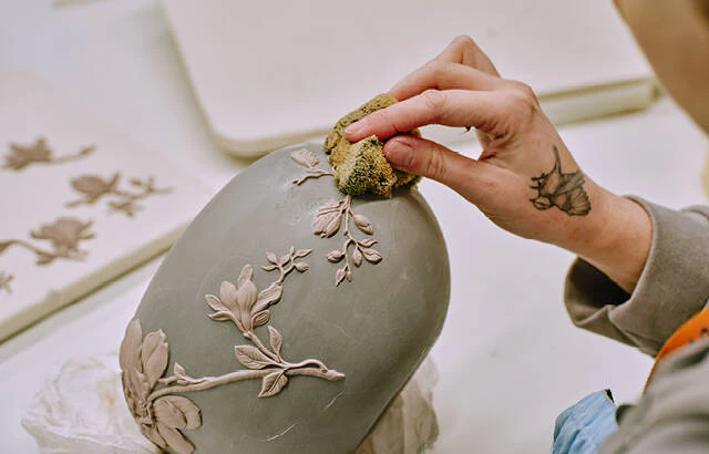 #ウェッジウッド ジャスパー製「帯留め アラベスク」ウェッジウッド独自の素地「ジャスパー」は、その製造技法は、250年にわたり受け継がれてきました。