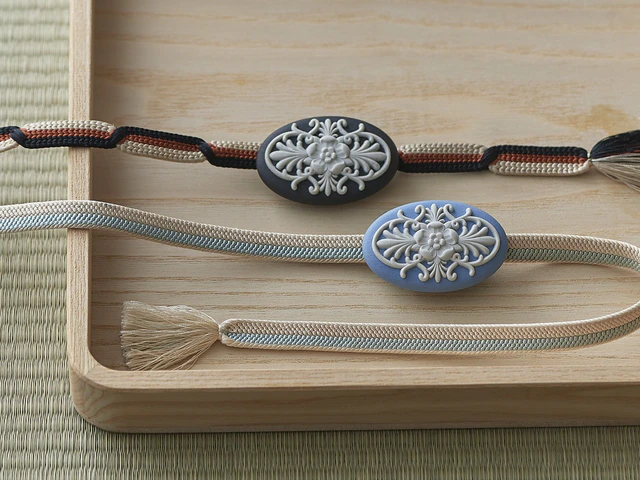 ウェッジウッド ジャスパー製「帯留め アラベスク」、日本限定の和装アクセサリーとWedgwood KIMONOコレクション