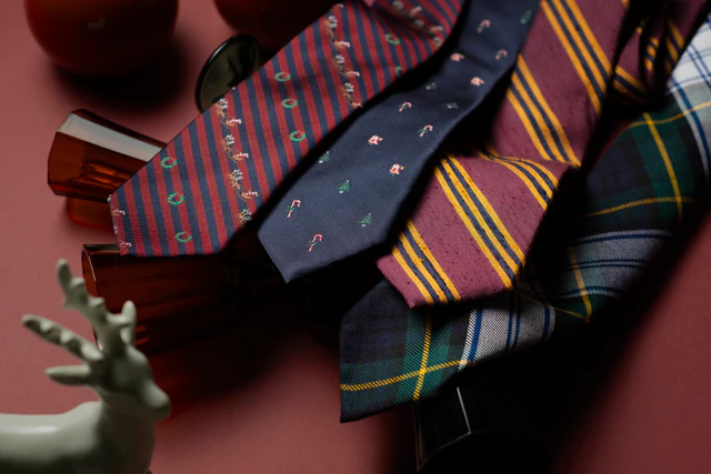 ブルックス ブラザーズのホリデーギフトガイド2025、カシミヤマフラーからGFキーフォブまで網羅