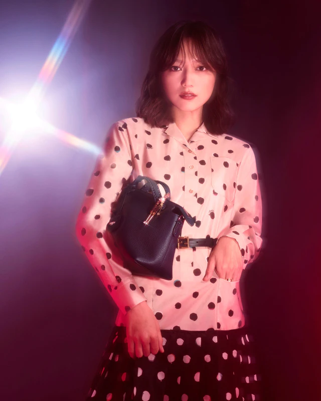 フェンディ×川口春奈、ミラノを舞台にしたホリデームービー公開、「バイ ザ ウェイ」と犬モチーフチャームが主役に