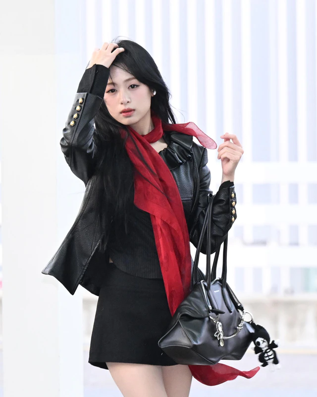 マックイーン BabyMonsterアヒョン、仁川空港で2026年春夏プレコレクションのバッグとスカーフをまとったスタイル