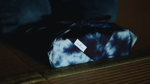 ハミルトンの「ベンチュラ SHIBORI」は、日本の絞り染めと風呂敷文化から着想を得た特別モデル