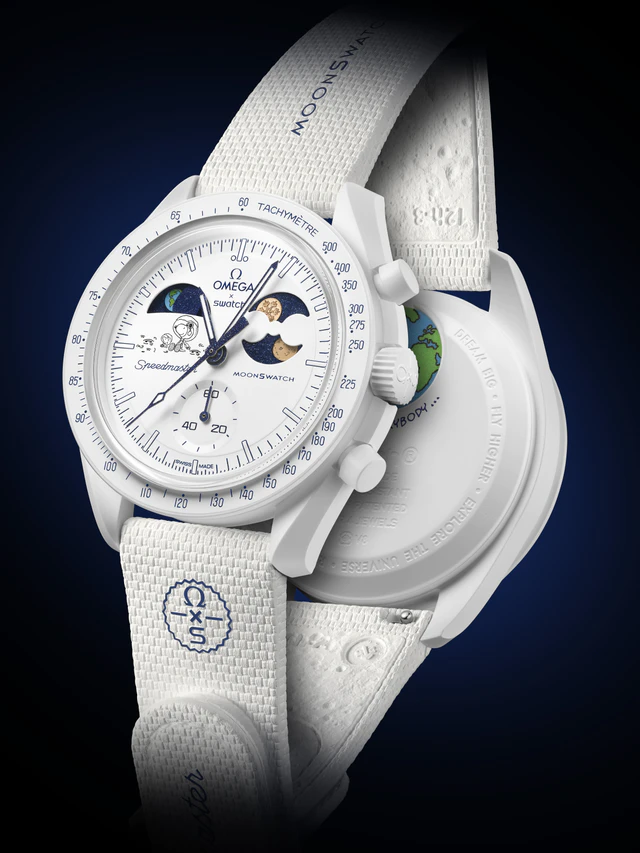 スウォッチのBioceramic MoonSwatch、MISSION TO EARTHPHASE - MOONSHINE GOLDが雪の結晶とスヌーピーで彩る冬の手元