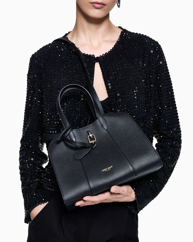 ジョルジオ アルマーニのトートバッグシリーズ、アーカイブ着想の幾何学フォルムに新作モデルが登場