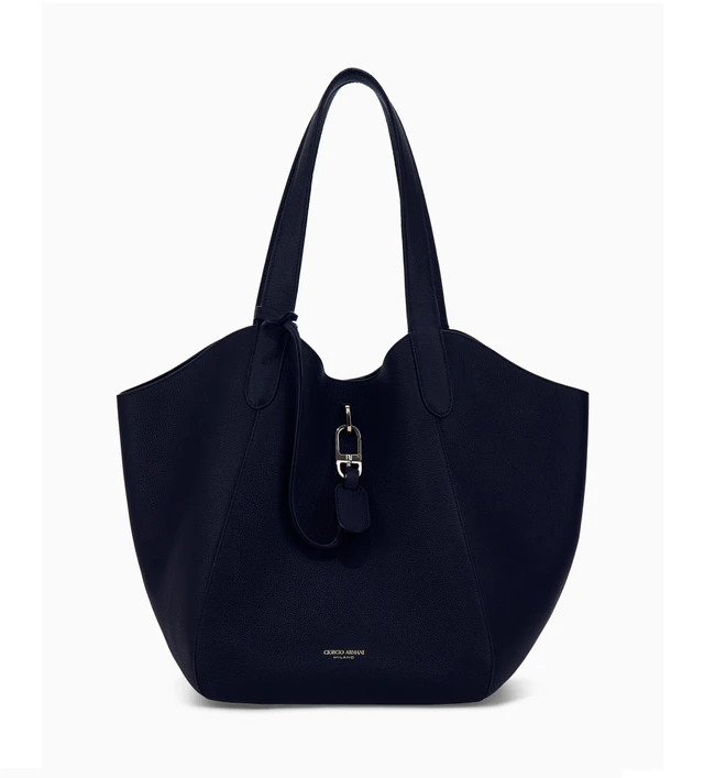 ジョルジオ アルマーニ、ペブルドカーフスキンを用いた新作トートバッグで静かな存在感をまとうスタイル提案