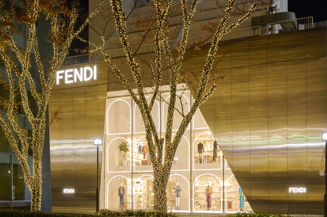 フェンディが単独スポンサードする表参道 フェンディ イルミネーション 2025、約1kmのケヤキ並木がシャンパンゴールドに輝く夜